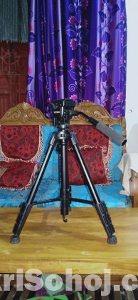 Canon 800D With Tripod & extra Battery.